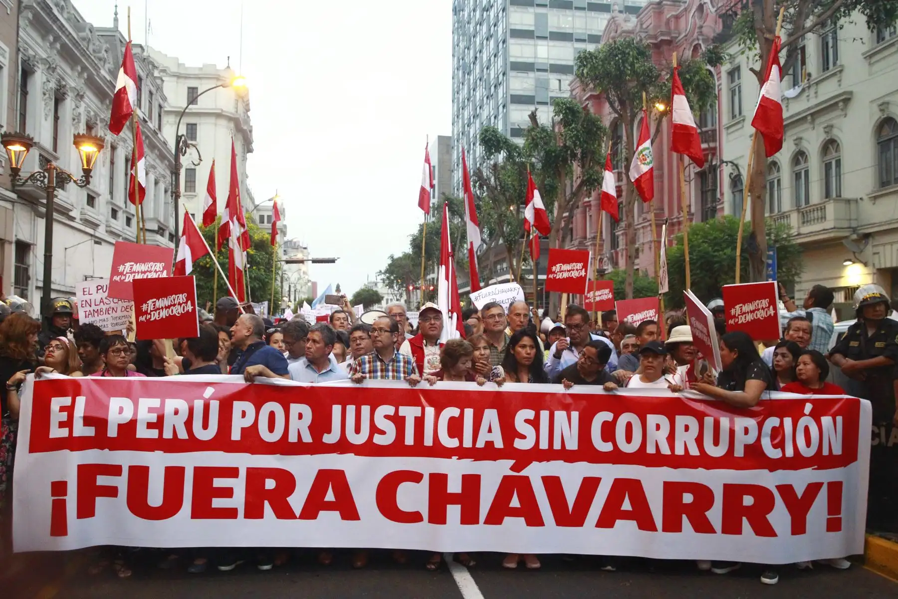 Manifestantes salen a marchar en contra del fiscal Pedro Chavarry por la avenida Colmena.Foto: ANDINA/Eddy Ramos