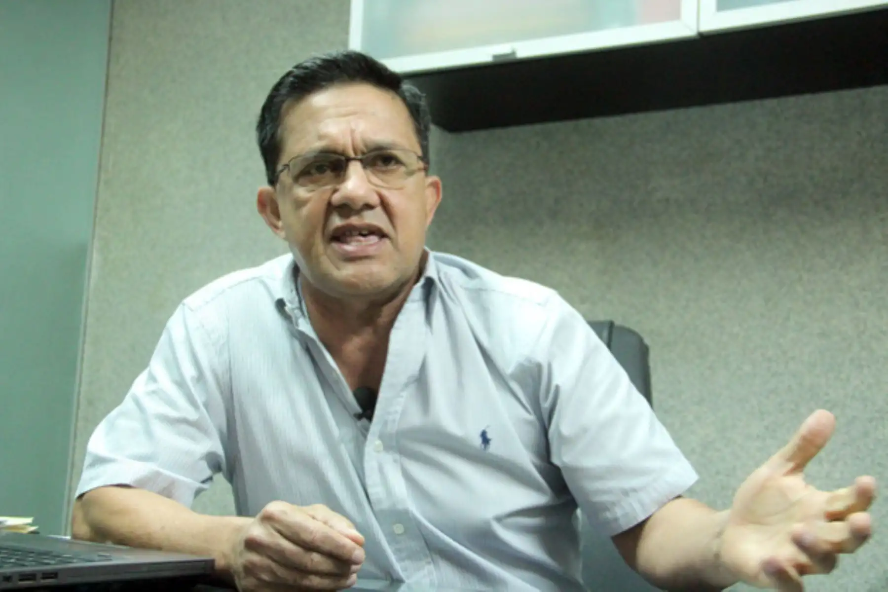 Antonio Becerril, hermano del congresista Héctor Becerril y sobre quien pesaba una orden de detención, se puso hoy a disposición del Cuarto Juzgado de Investigación Preparatoria de Chiclayo, para someterse a la investigación por presunto delito de corrupción de funcionarios.