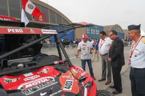 El ministro de Defensa, José Huerta, saludó y deseó éxito al equipo peruano que participará en el rally Dakar 2019.
