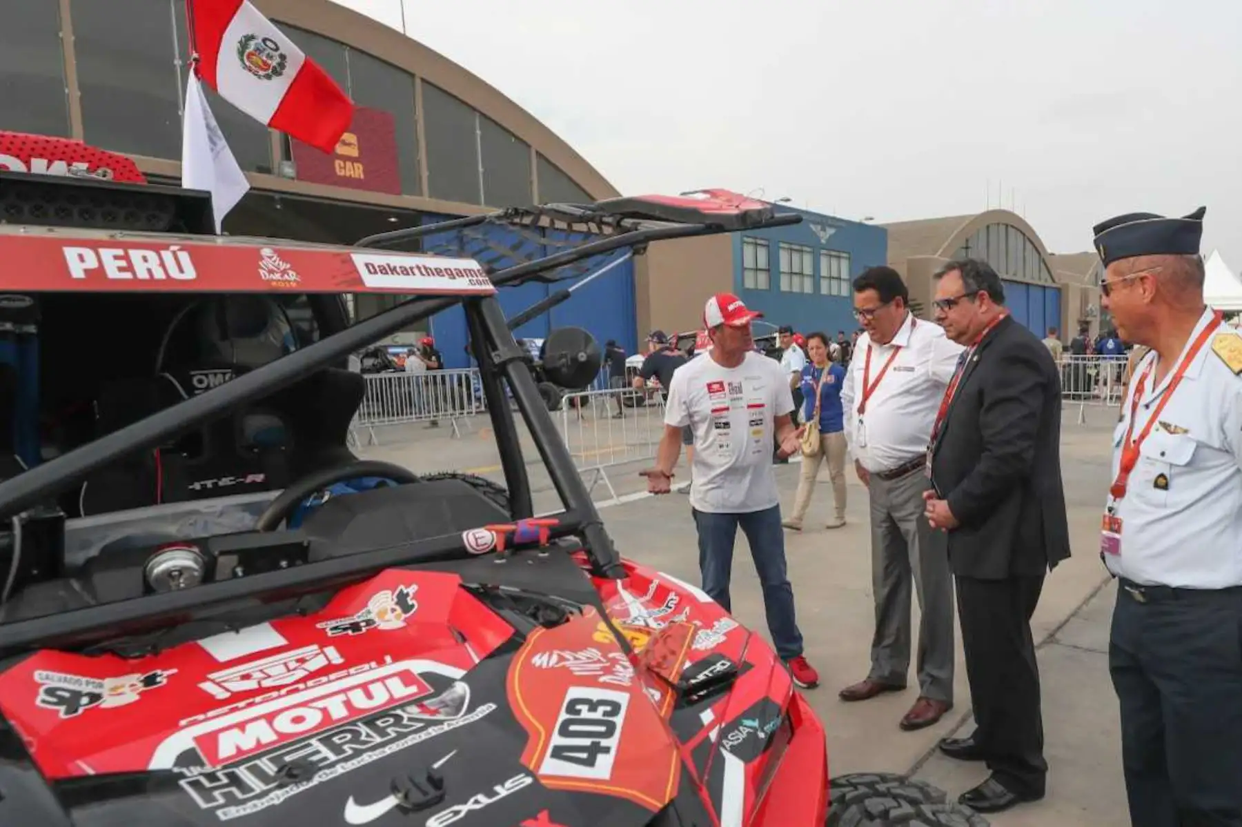 El ministro de Defensa, José Huerta, saludó y deseó éxito al equipo peruano que participará en el rally Dakar 2019.