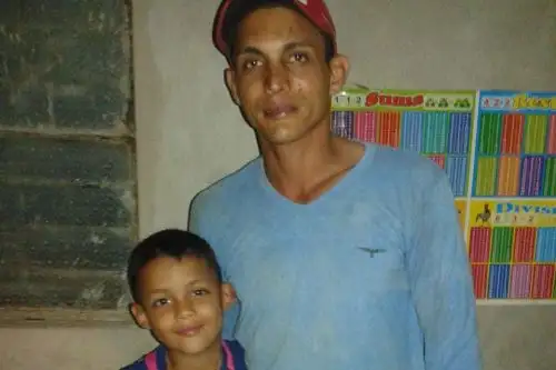 Adriham Tona tiene 9 años y hoy puede cobijarse en una habitación que la profesora Angelita García le dio a él y a su papá Alfredo Tona, en Tumbes, cuando se enteró que cada día buscaban donde pasar la noche.