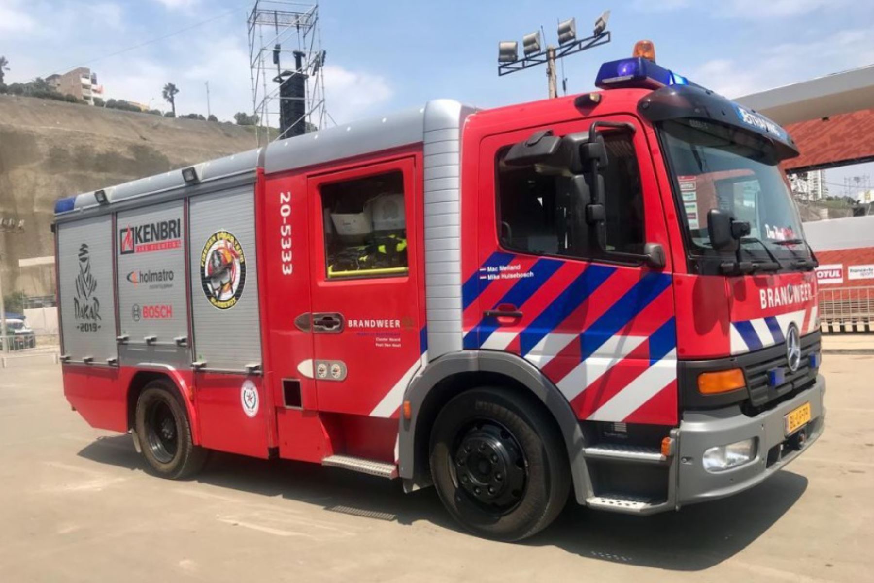El ministro de Comercio Exterior y Turismo, Edgar Vásquez, agradeció y felicitó hoy al equipo holandés Firemen Dakarteam que participa en el Rally Dakar 2019, por donar un camión contraincendios para el Cuerpo General de Bomberos Voluntarios del Perú (CGBVP).