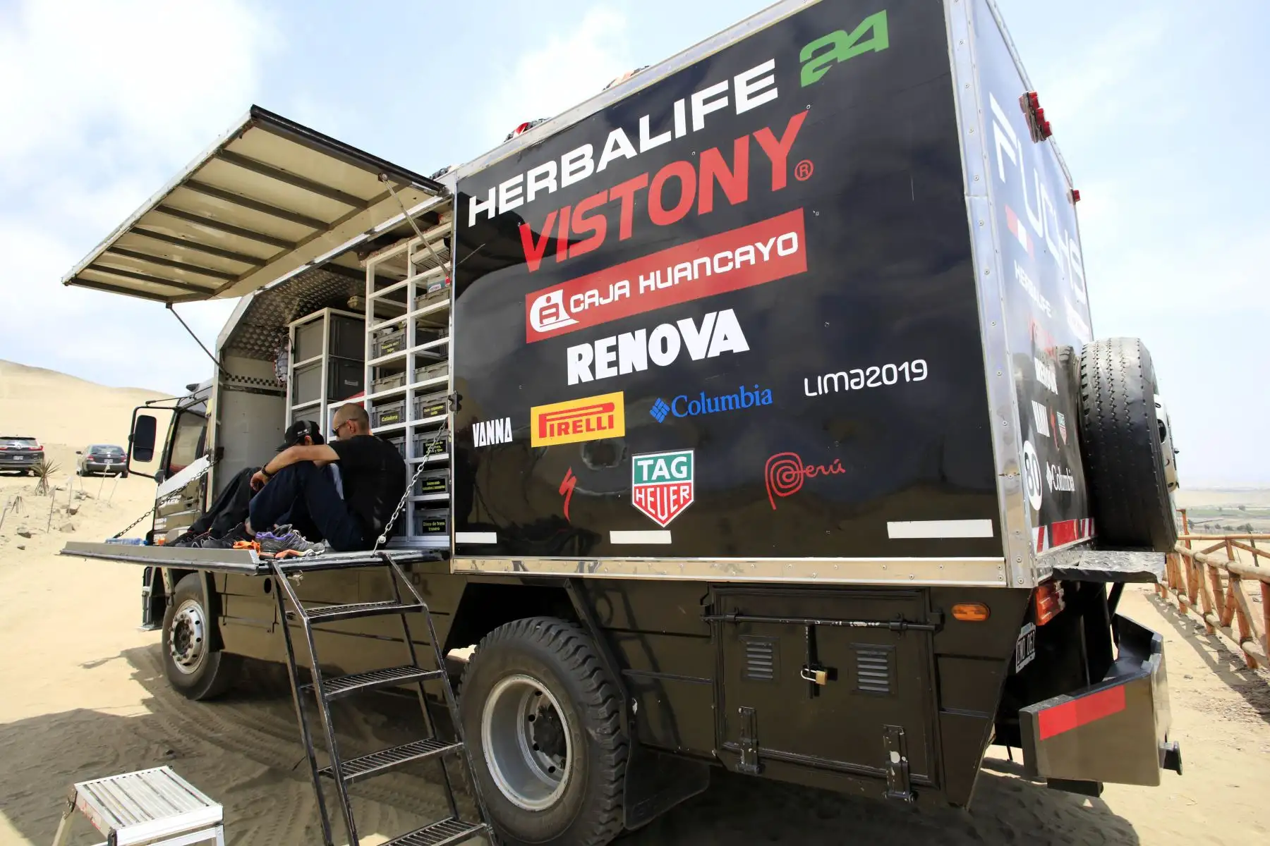Nicolas Fuchs y Milco presentaròn  camioneta para el Dakar 2019. Foto: ANDINA/Difusiòn
