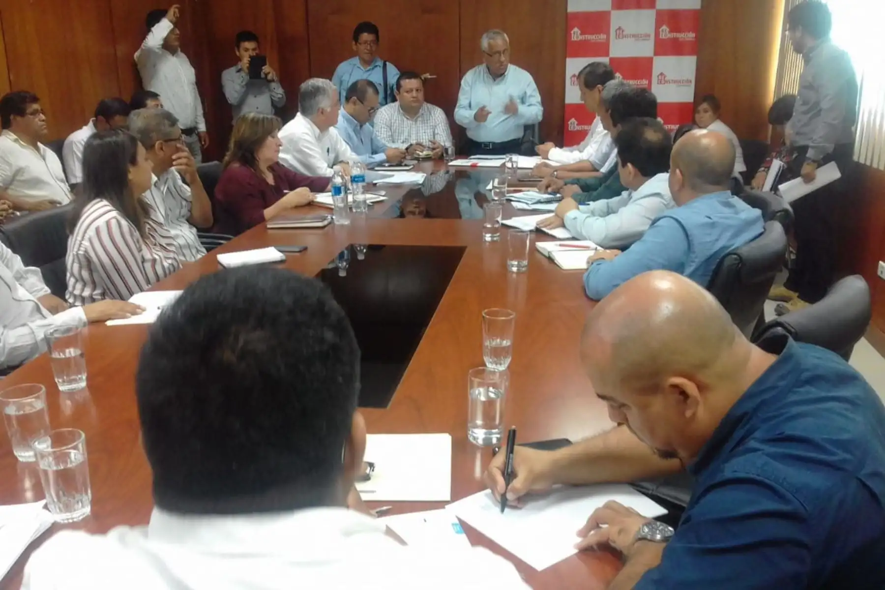 El gobernador regional de Lambayeque, Anselmo Lozano, sostuvo reunión de coordinación con los alcaldes provinciales y distritales para buscar solución a acumulación de residuos sólidos.