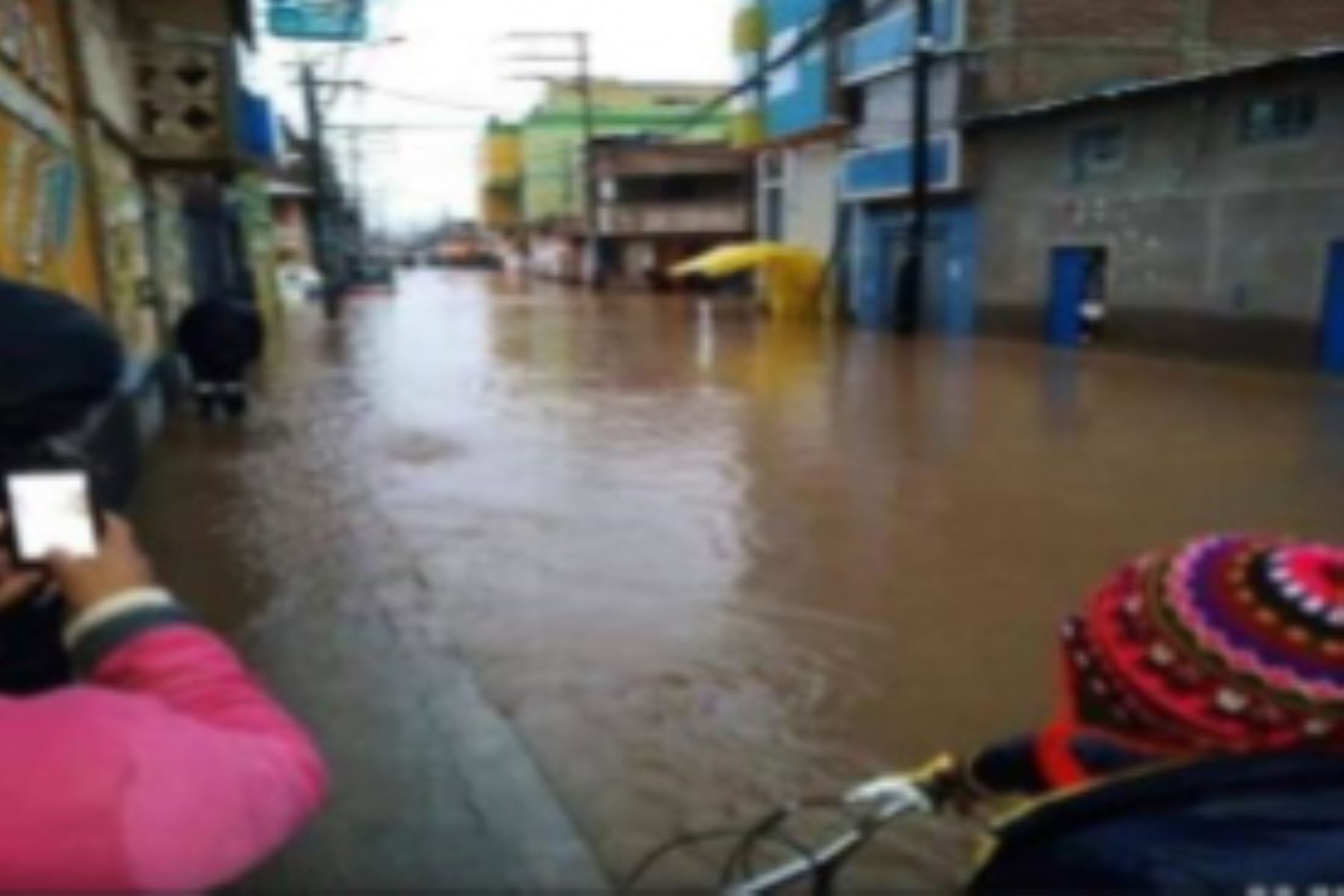 Intensas precipitaciones líquidas y sólidas ocasionaron la acumulación de aguas en las calles de Ayaviri, capital de la provincia puneña de Melgar.