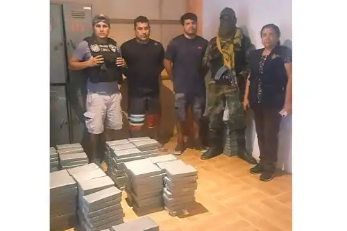 En una vivienda en el distrito de Guadalupe, en la provincia liberteña de Pacasmayo, la PNP incautó cerca de media tonelada de alcaloide de cocaína y detuvo a dos personas. Fuente: Mininter