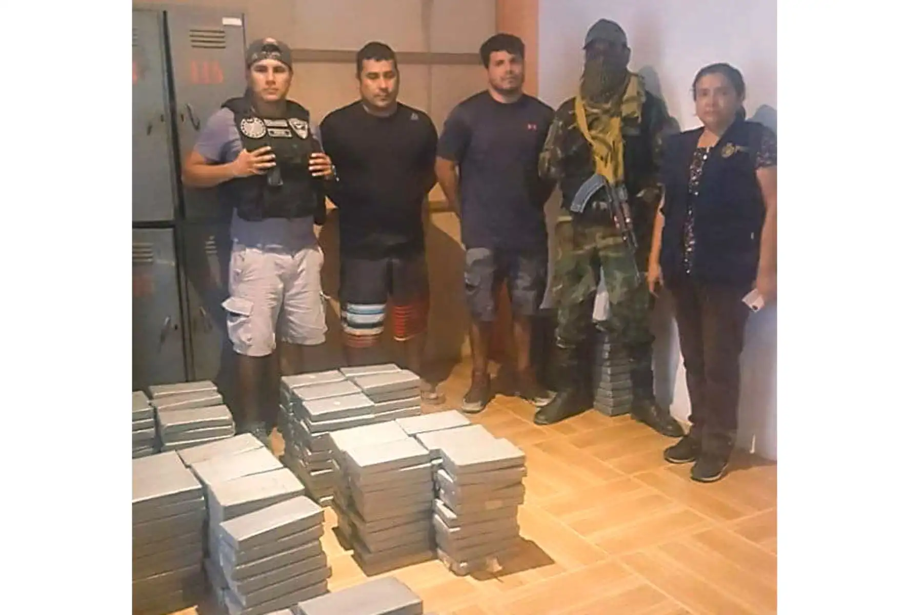 En una vivienda en el distrito de Guadalupe, en la provincia liberteña de Pacasmayo, la PNP incautó cerca de media tonelada de alcaloide de cocaína y detuvo a dos personas. Fuente: Mininter