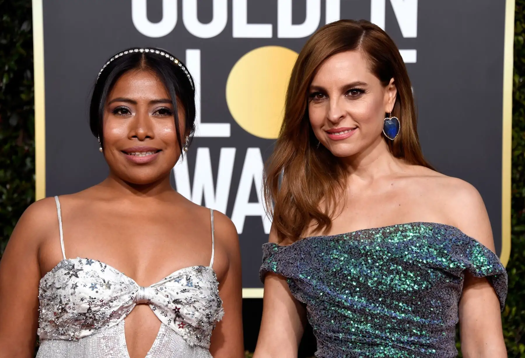Yalitza Aparicio (L) y Marina De Tavira actrices de la película Roma asisten al 76th Annual Golden Globe Awards en el Beverly Hilton Hotel. Foto: AFP