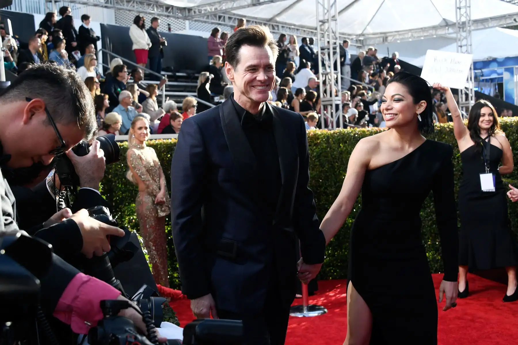 Jim Carrey (L) y Ginger Gonzaga asisten a la 76ª entrega anual de los Golden Globe Awards. AFP