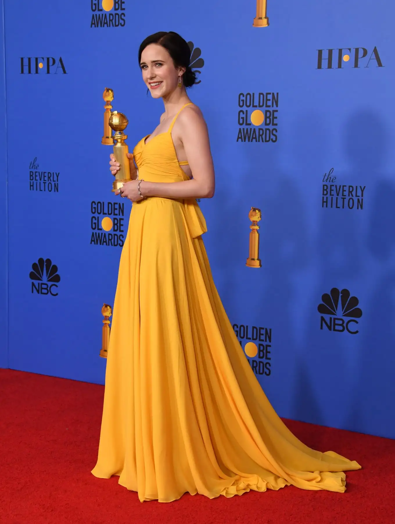 La mejor actriz en una serie de televisión - Musical o Comedia para el ganador de "The Marvelous Mrs. Maisel" Rachel Brosnahan posa con el trofeo durante la 76.ª entrega anual de los Golden Globe Awards. AFP