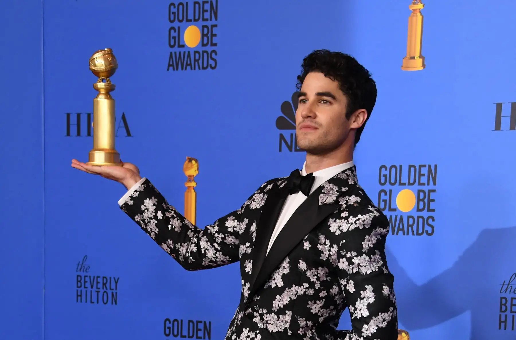 Darren Criss, ganador del premio como mejor actor por "The Assassination of Gianni Versace" en la  76.ª edición anual de los Globos de Oro. AFP