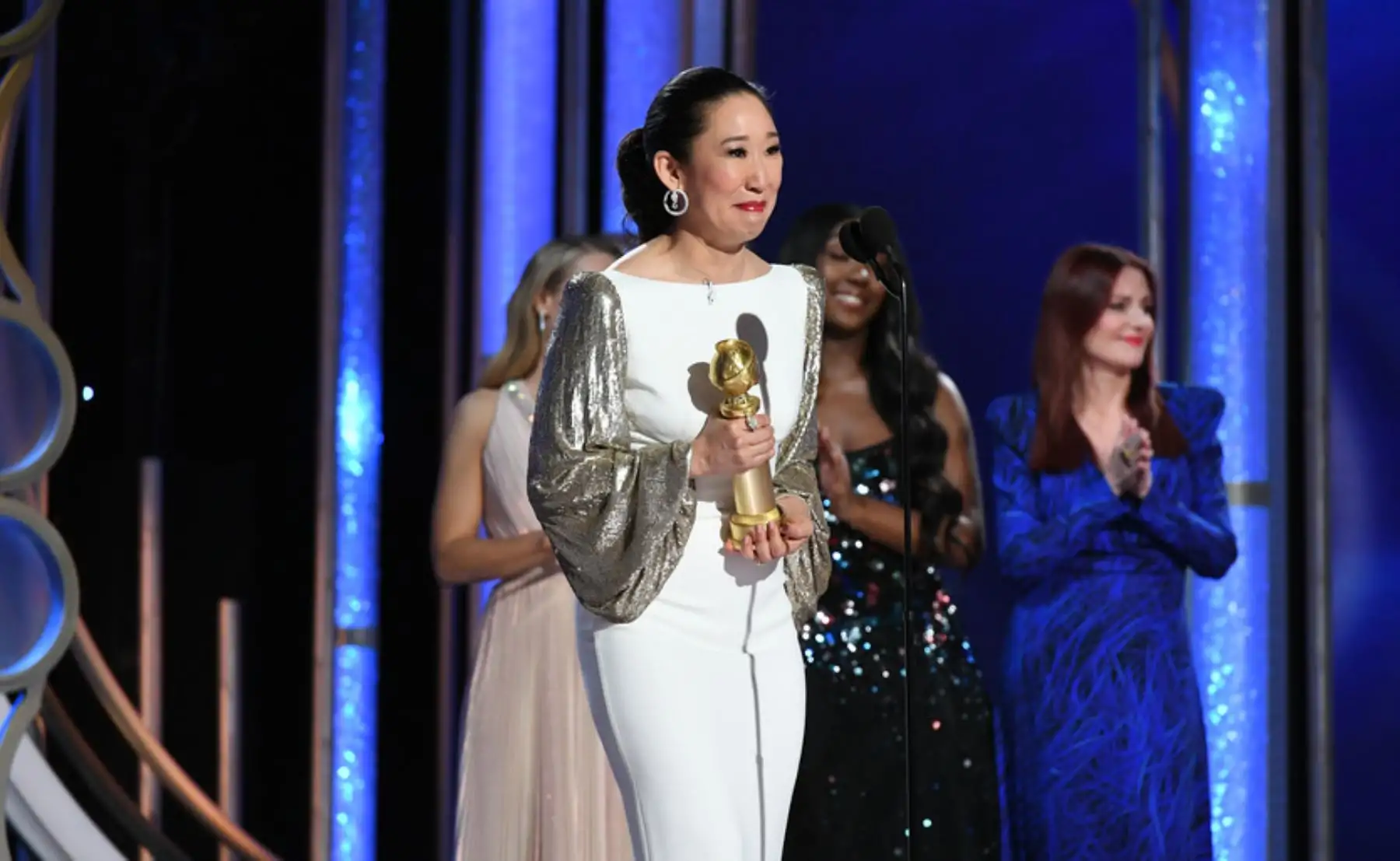 Sandra Oh gana le premio como mejor actriz de serie dramática por  "for Killing Eve" durante la 76.ª entrega anual de los Globos de Oro.