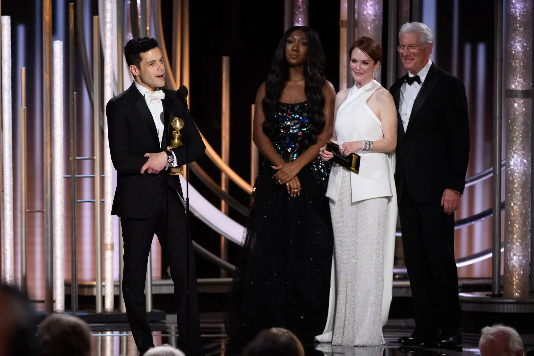 Rami Malek aceptó el Premio Golden Globe a la Mejor Actuación de un actor en una Película - Drama por su papel en "Bohemian Rhapsody" en la 76ª ceremonia anual de los Golden Globe Awards. EFE
