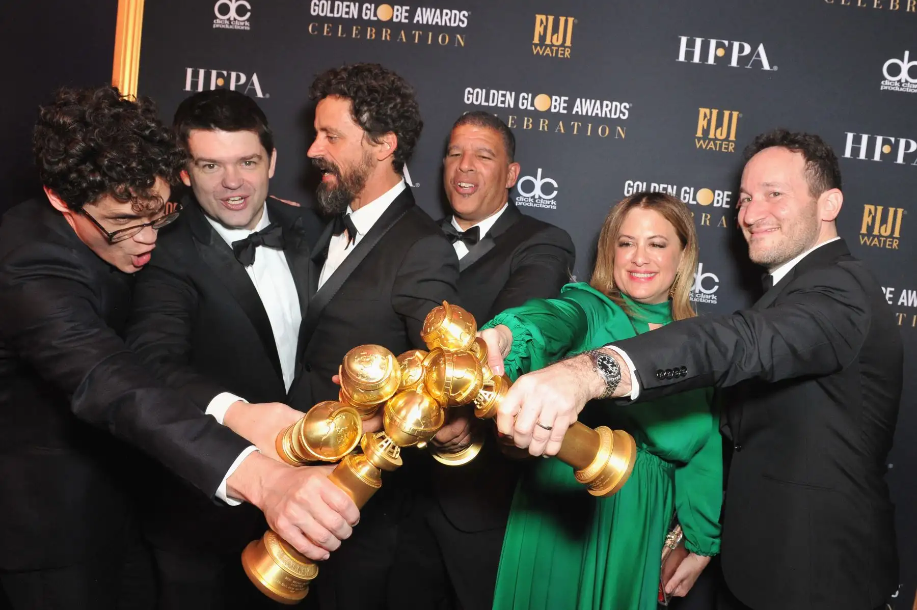Phil Lord, Christopher Miller, Robert Persichetti Jr., Peter Ramsey, Christina Steinberg y Rodney Rothman asisten a la exhibición oficial y después de la fiesta de los premios Golden Globe Awards. EFE