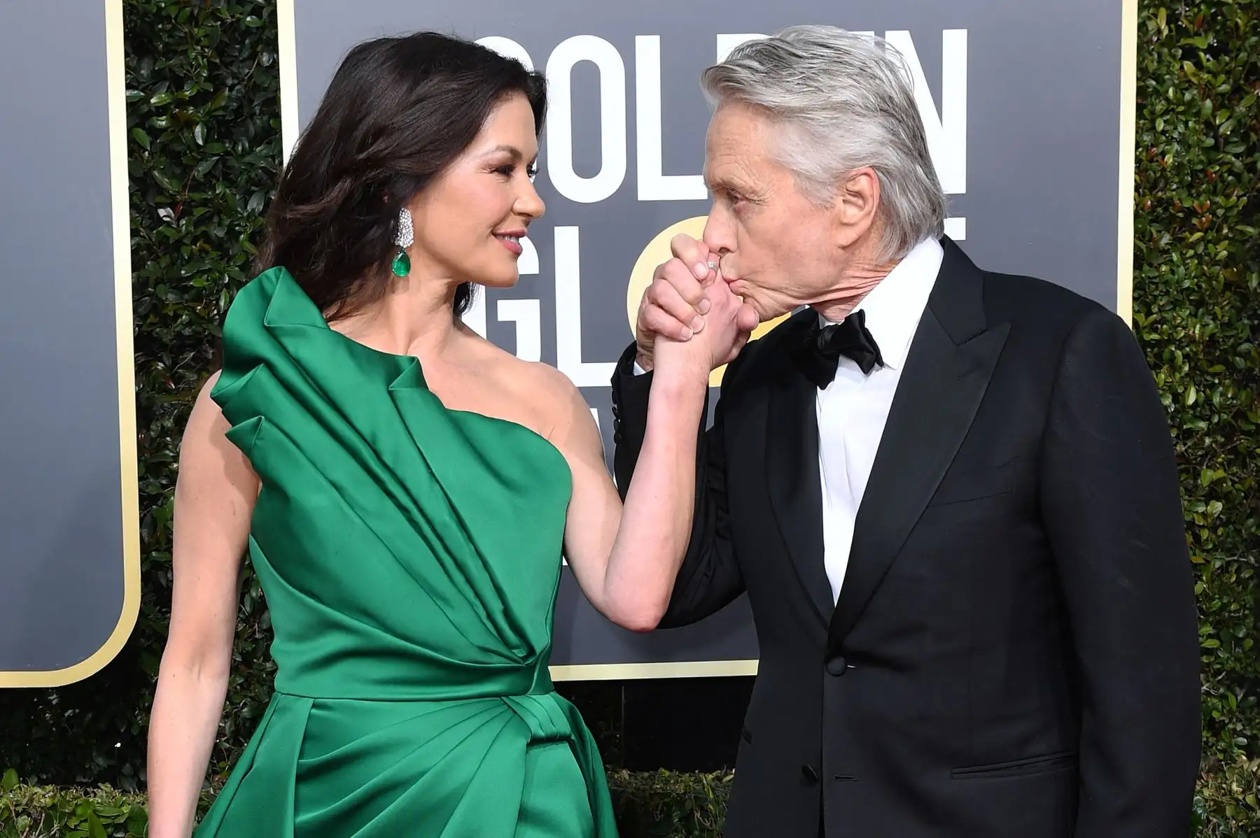 La actriz Catherine Zeta-Jones (L) y Mejor actuación de un actor en una serie de televisión - Musical o Comedia para el nominado al "Método Kominsky" Michael Douglas llegan a los 76º Premios Globos de Oro .Foto: AFP