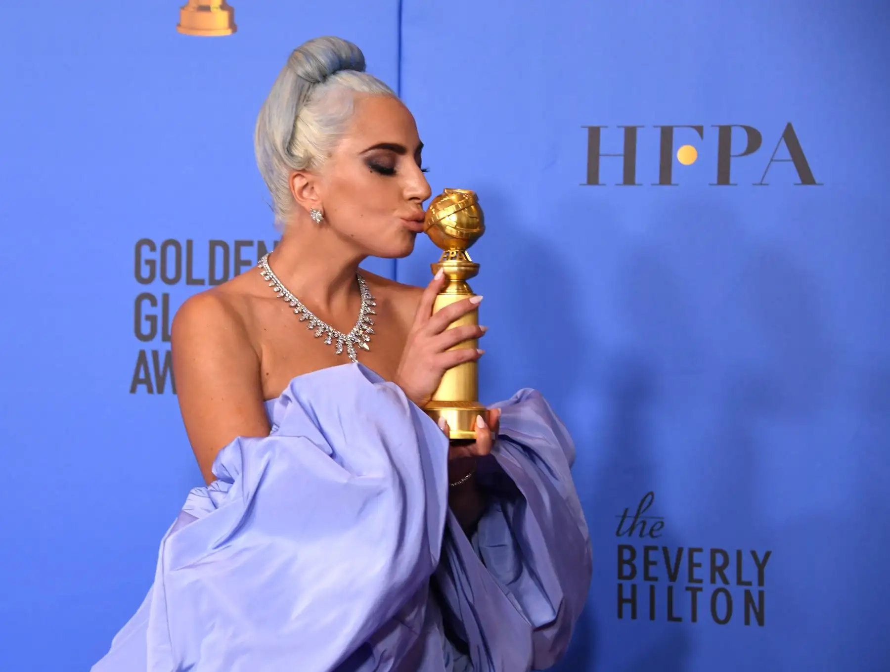 Ganadora a la mejor canción original - Imagen en movimiento para "Shallow - A Star is Born" Lady Gaga posa con el trofeo durante la 76ª edición anual de los Golden Globe Awards. AFP