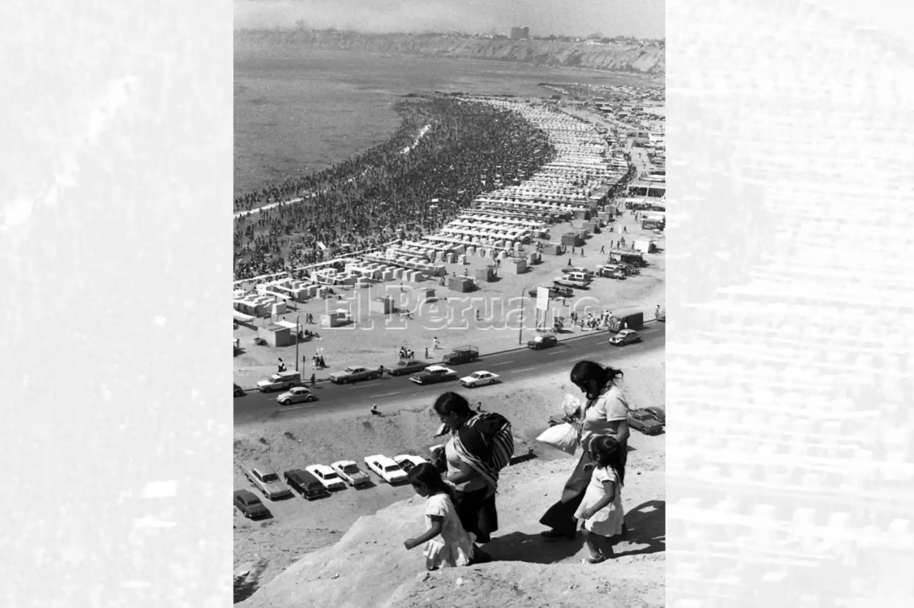 Mujeres con sus niños bajan por el acantilado para llegar a la playa Agua Dulce. Foto: ANDINA/archivo El Peruano