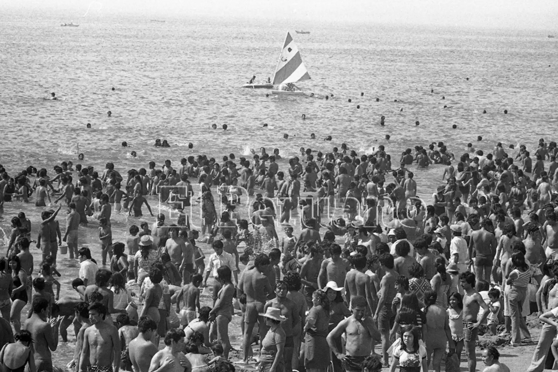 Bañistas en la playa Agua Dulce 1978. Foto: ANDINA/archivo El Peruano
