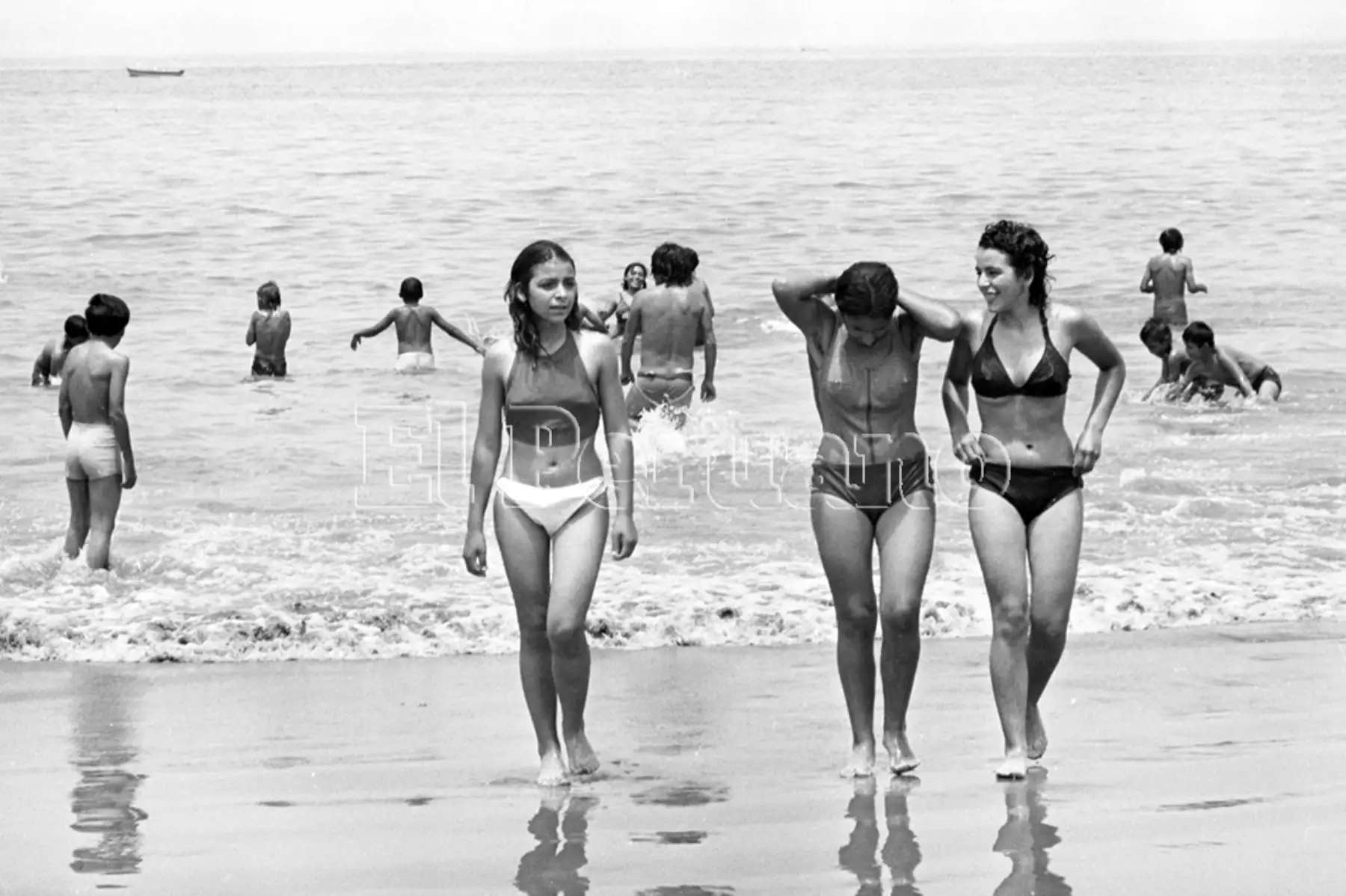 Grupo de mujeres disfrutan del verano  en la playa Agua Dulce 1975. Foto: ANDINA/archivo El Peruano