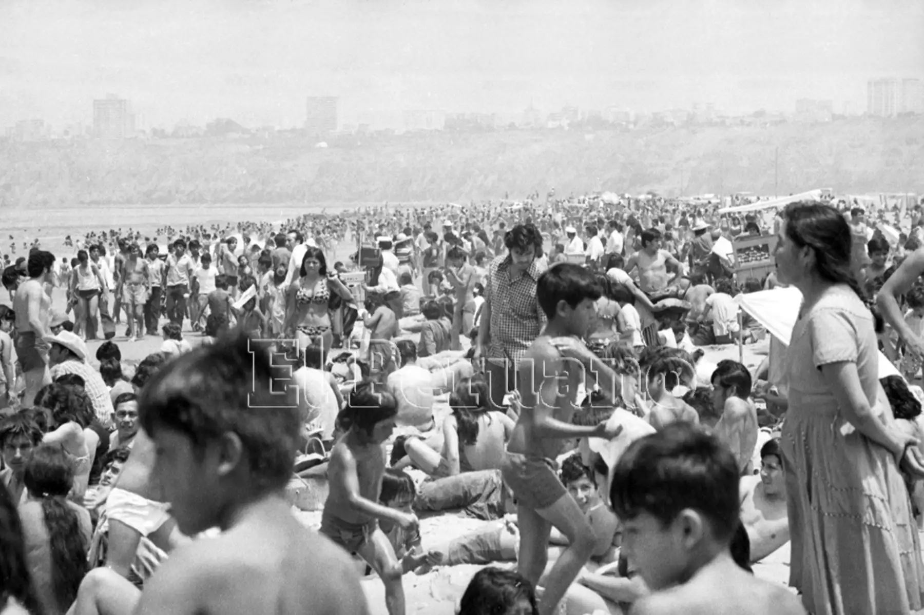 Bañistas en la playa Agua Dulce 1978. Foto: ANDINA/archivo El Peruano