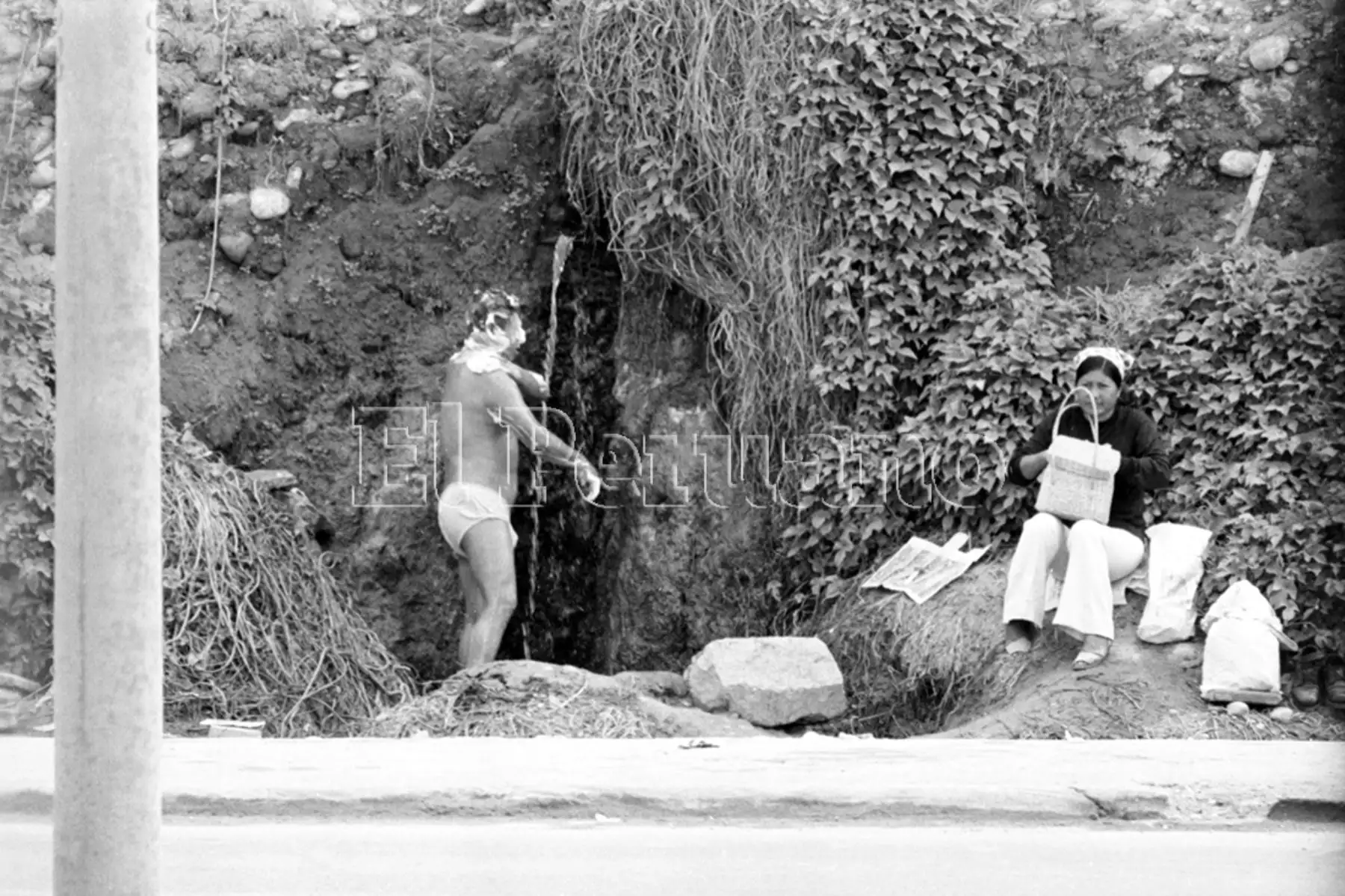 Bañistas en la playa Agua Dulce toman un baño en una de las caidas de agua del malecón. Foto: ANDINA/archivo El Peruano