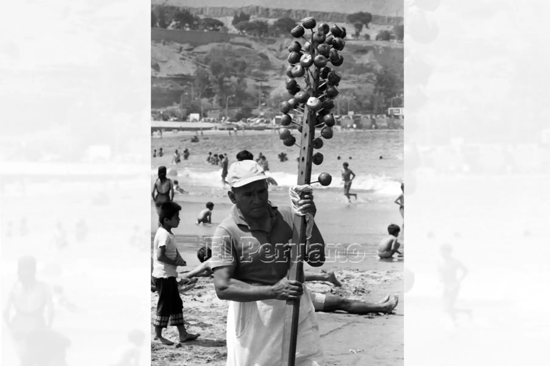Vendedor de manzanas dulces en la playa Agua Dulce. Foto: ANDINA/archivo El Peruano