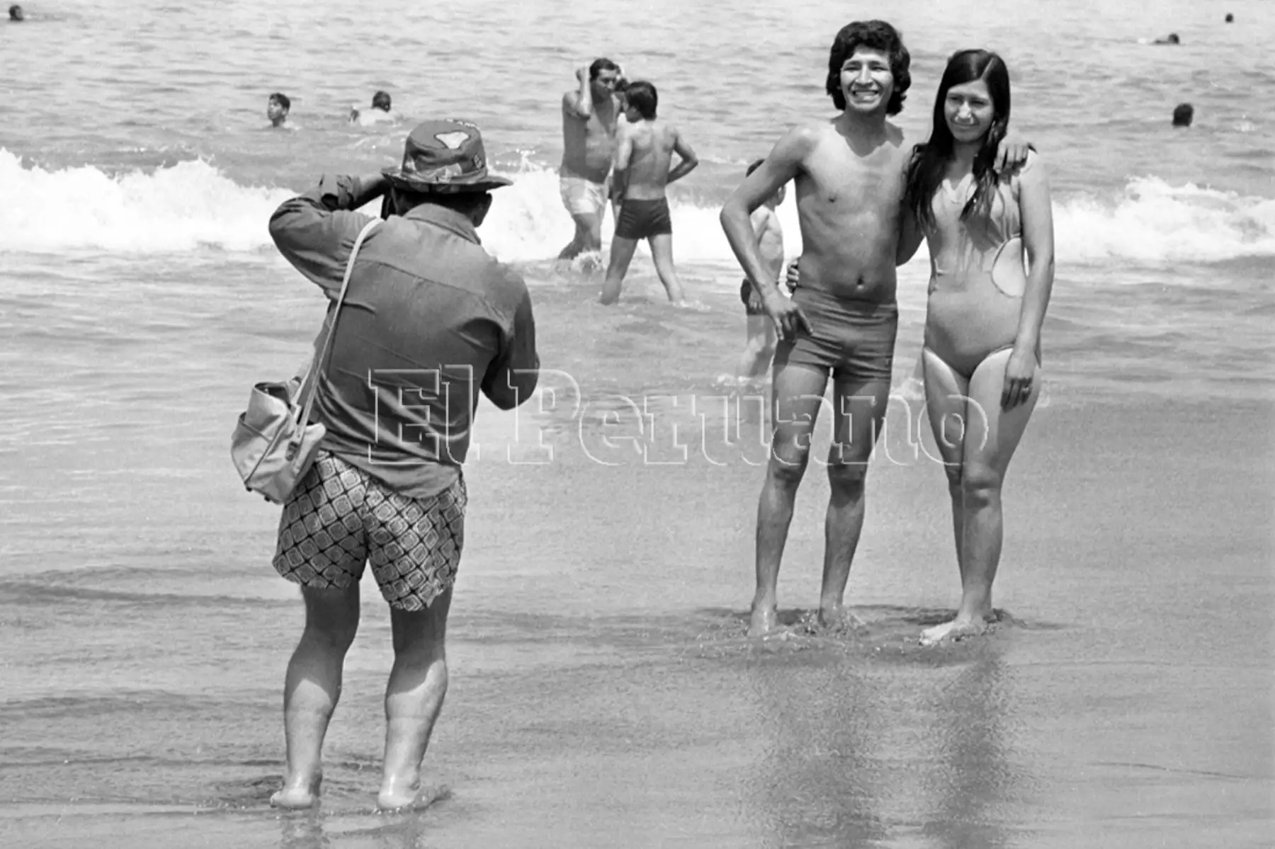Pareja de bañistas es retratada  en la playa Agua Dulce. Foto: ANDINA/archivo El Peruano