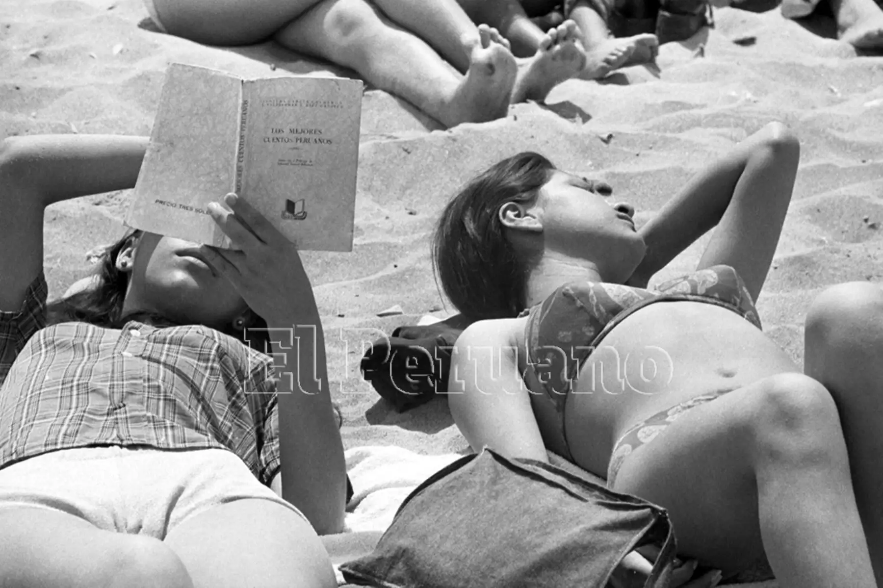 Mujer toma el sol mientras lee un libro  en la playa Agua Dulce. Foto: ANDINA/archivo El Peruano