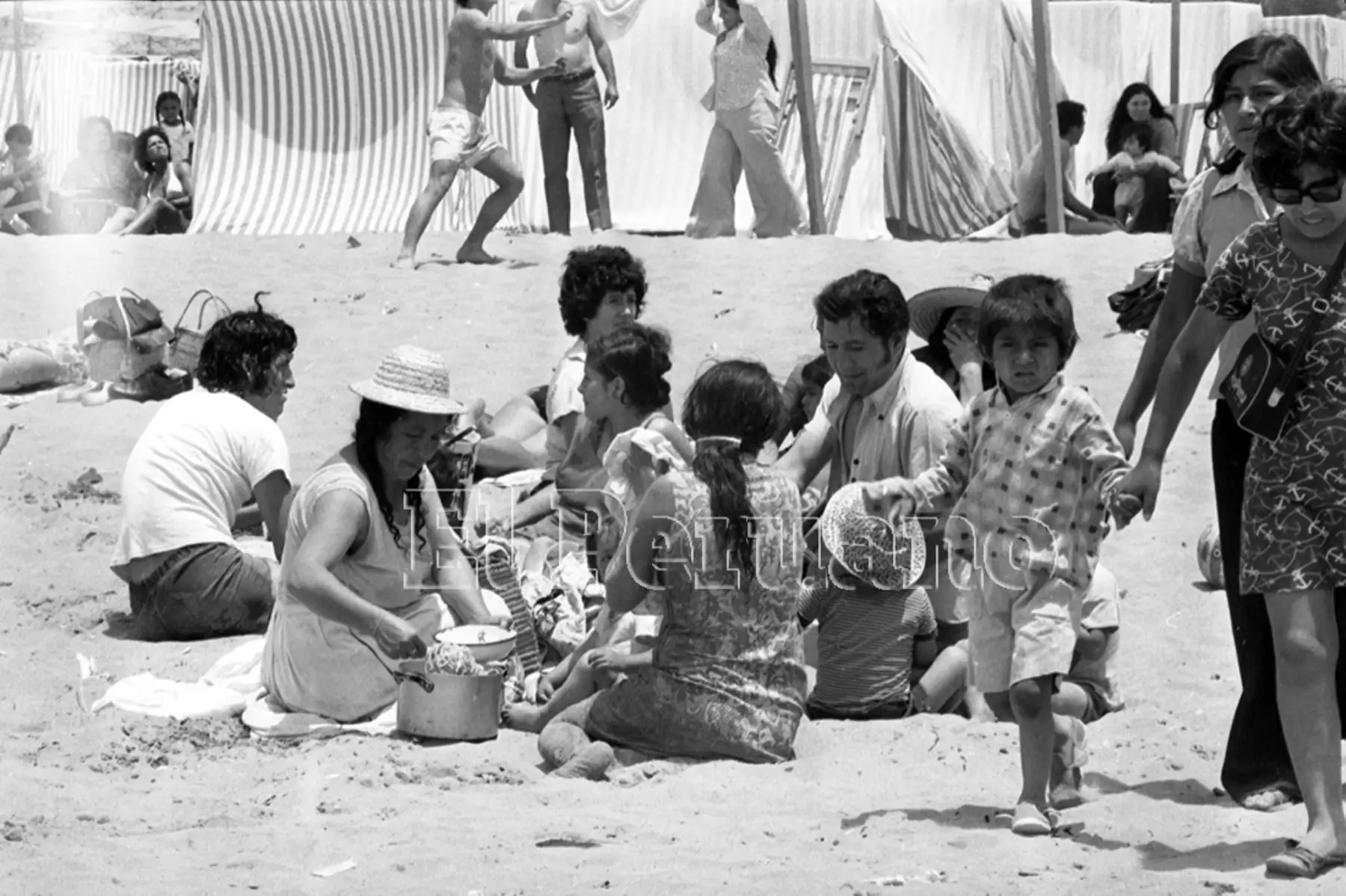 Bañistas en la playa Agua Dulce 1975. Foto: ANDINA/archivo El Peruano