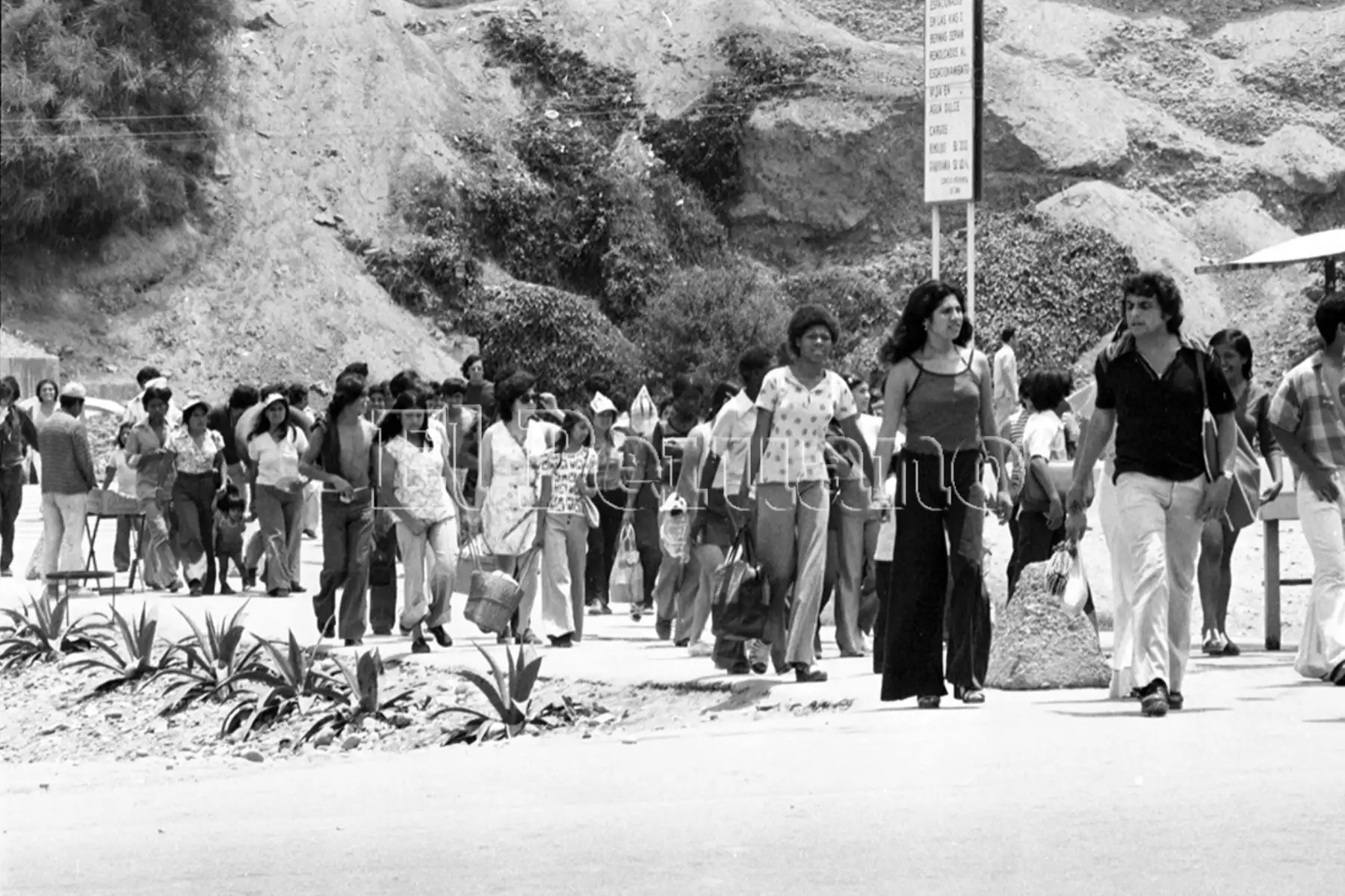 Cientos de bañistas llegan a  la playa Agua Dulce 1975. Foto: ANDINA/archivo El Peruano