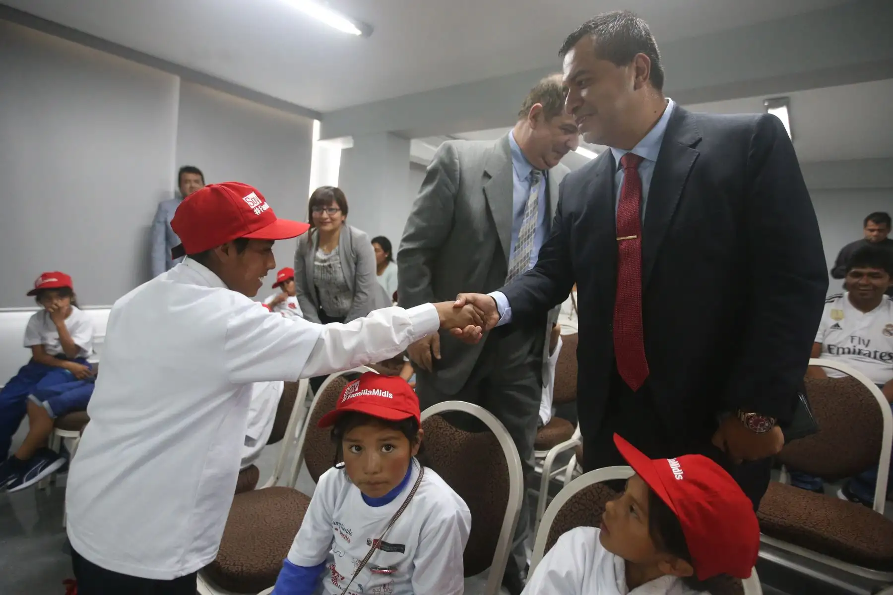 La ministra de Desarrollo e Inclusión Social, Liliana La Rosa, nombró ministro por un día al niño Jesús Mamani Ramos de Puno. Foto: ANDINA/Vidal Tarqui