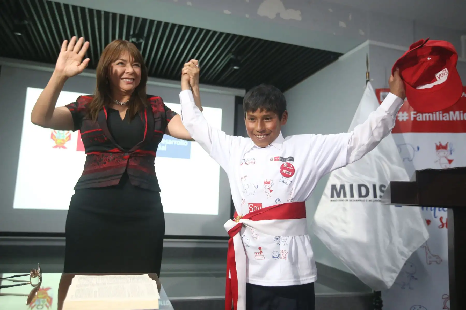 La ministra de Desarrollo e Inclusión Social, Liliana La Rosa, nombró ministro por un día al niño Jesús Mamani Ramos de Puno. Foto: ANDINA/Vidal Tarqui
