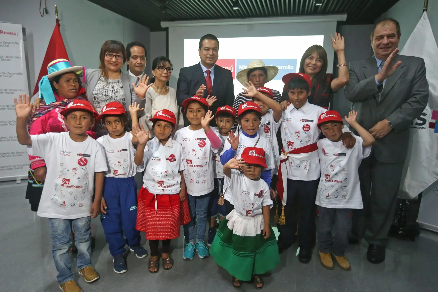 La ministra de Desarrollo e Inclusión Social, Liliana La Rosa, nombró ministro por un día al niño Jesús Mamani Ramos de Puno. Foto: ANDINA/Vidal Tarqui
