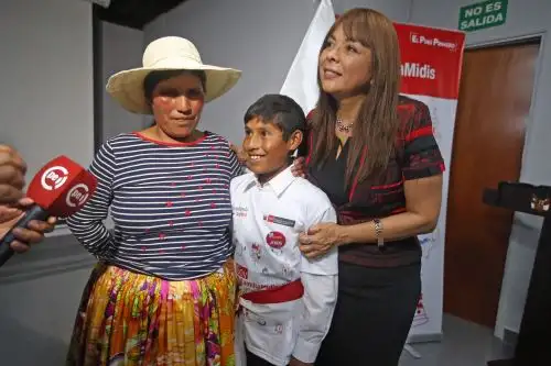 La ministra de Desarrollo e Inclusión Social, Liliana La Rosa, nombró ministro por un día al niño Jesús Mamani Ramos de Puno. Foto: ANDINA/Vidal Tarqui