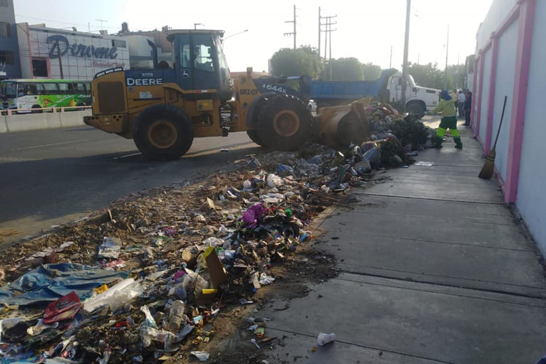 Municipalidad Provincial de Trujillo proyecta recolectar los 20,000 metros cúbicos de residuos sólidos acumulados a fines de este mes. Foto: Luis Puell
