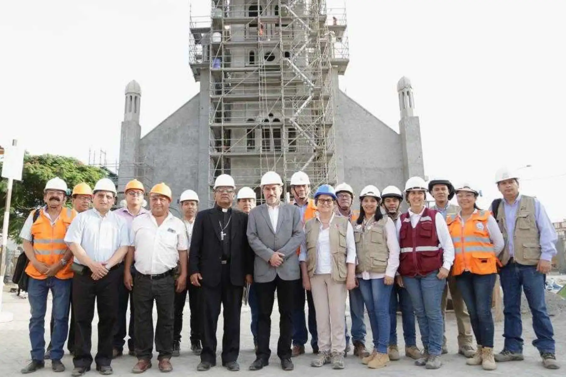 El ministro de Cultura, Rogers Valencia, llegó hoy a la región Ica para supervisar la reconstrucción del Templo del Señor de Luren, cuya infraestructura resultó seriamente dañada por el terremoto de agosto de 2007.