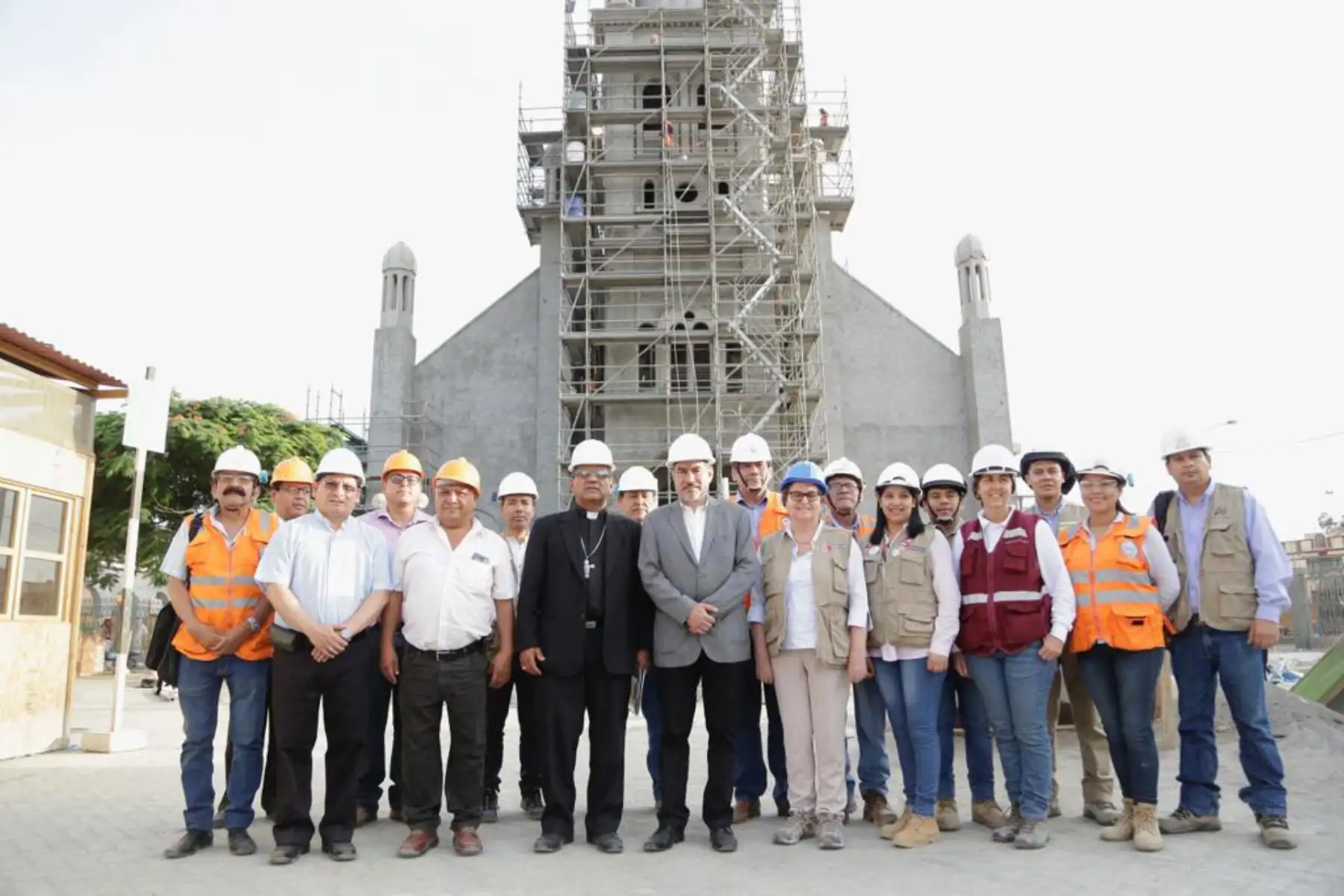 El ministro de Cultura, Rogers Valencia, supervisó la reconstrucción del Templo del Señor de Luren, cuya infraestructura resultó seriamente dañada por el terremoto de agosto de 2007, en la región Ica.Foto: ANDINA/ MinCulturape