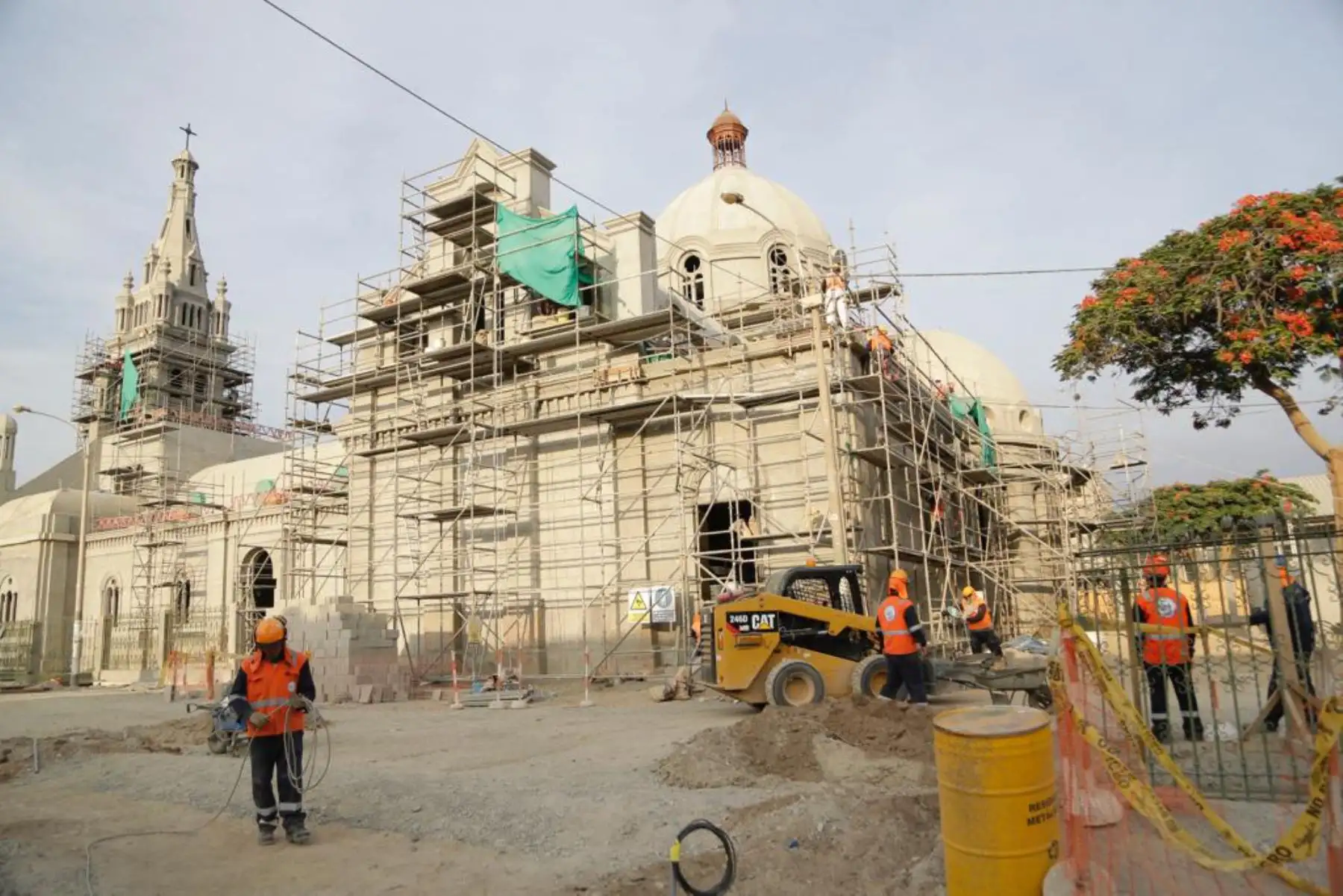 El ministro de Cultura, Rogers Valencia, supervisó la reconstrucción del Templo del Señor de Luren, cuya infraestructura resultó seriamente dañada por el terremoto de agosto de 2007, en la región Ica.Foto: ANDINA/ MinCulturape