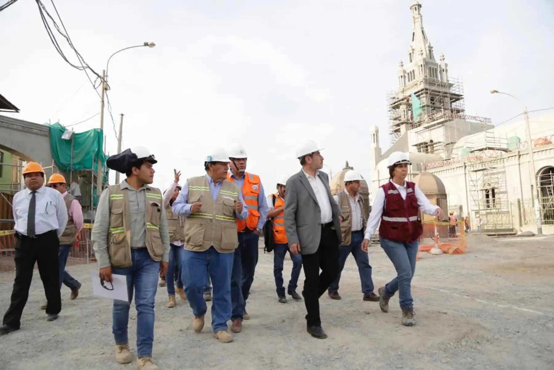 El ministro de Cultura, Rogers Valencia, supervisó la reconstrucción del Templo del Señor de Luren, cuya infraestructura resultó seriamente dañada por el terremoto de agosto de 2007, en la región Ica.Foto: ANDINA/ MinCulturape