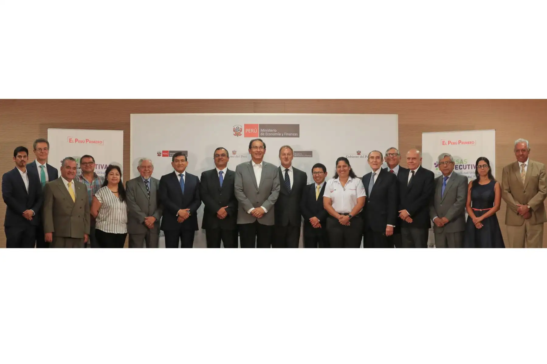 El presidente Martin Vizcarra, junto a ministros de Estado y alcaldes de Lima Metropolitana y Callao, liderò la instalación de la #MesaEjecutiva de Tránsito y Movilidad Urbana para el Desarrollo del País.Foto:ANDINA/Prensa Presidencia