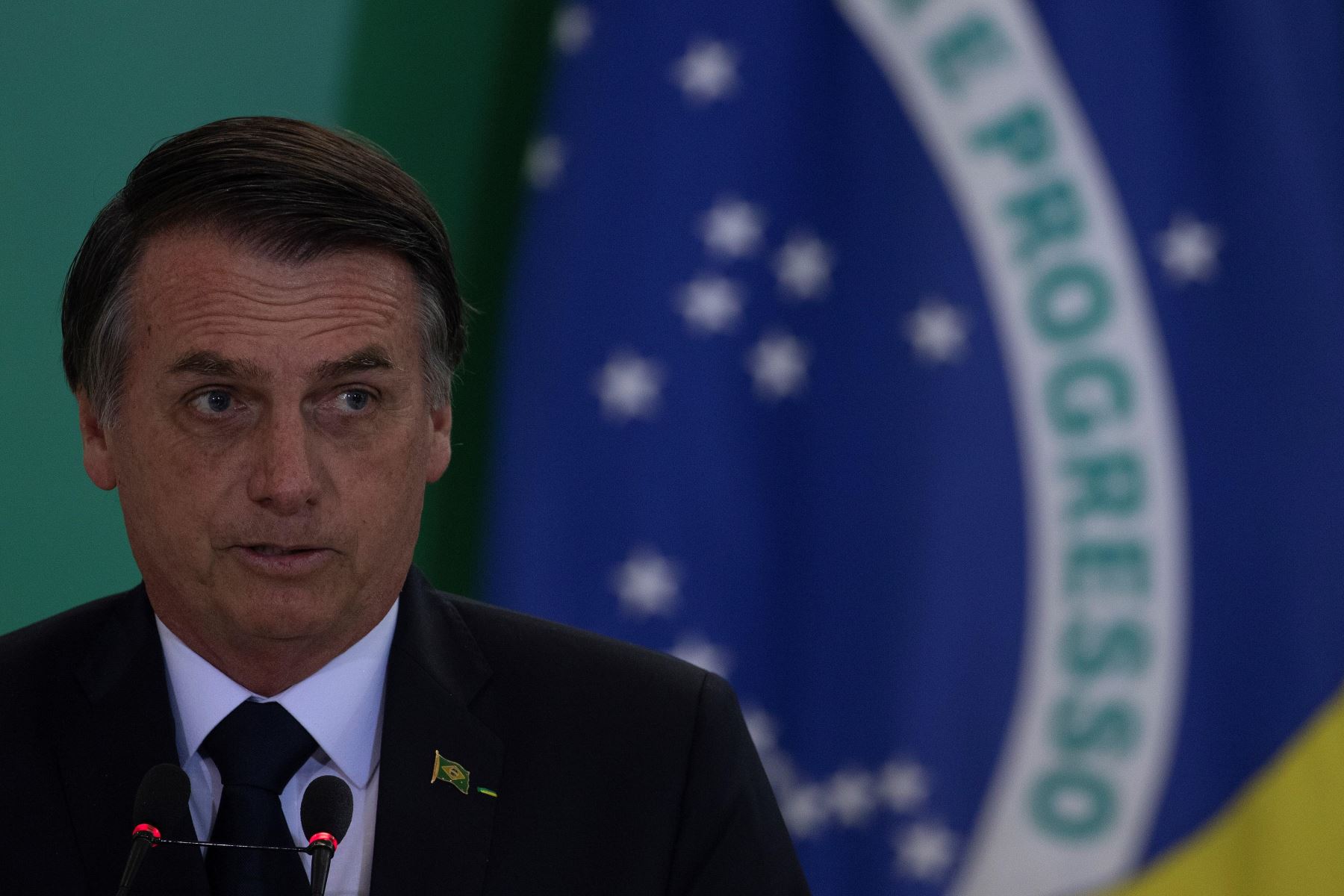 El presidente de Brasil, Jair Bolsonaro, participa en la ceremonia de posesión de los presidentes de los tres principales bancos públicos del país Foto: EFE