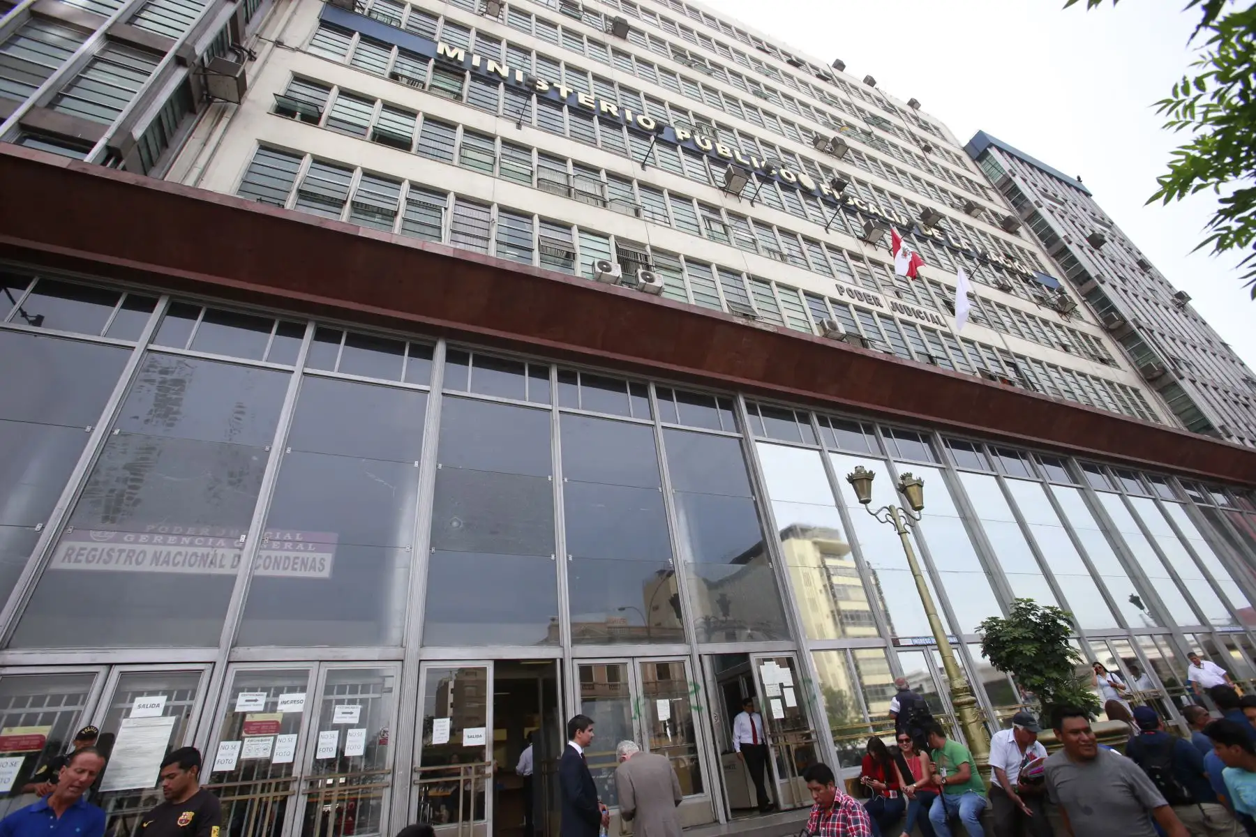 Sociedad civil se manifiesta contra el ex Fiscal de la Nación Pedro Chyavarry en la puerta del Ministerio Público, tras el anuncio de su renuncia.  Foto: ANDINA/Nathalie Sayago