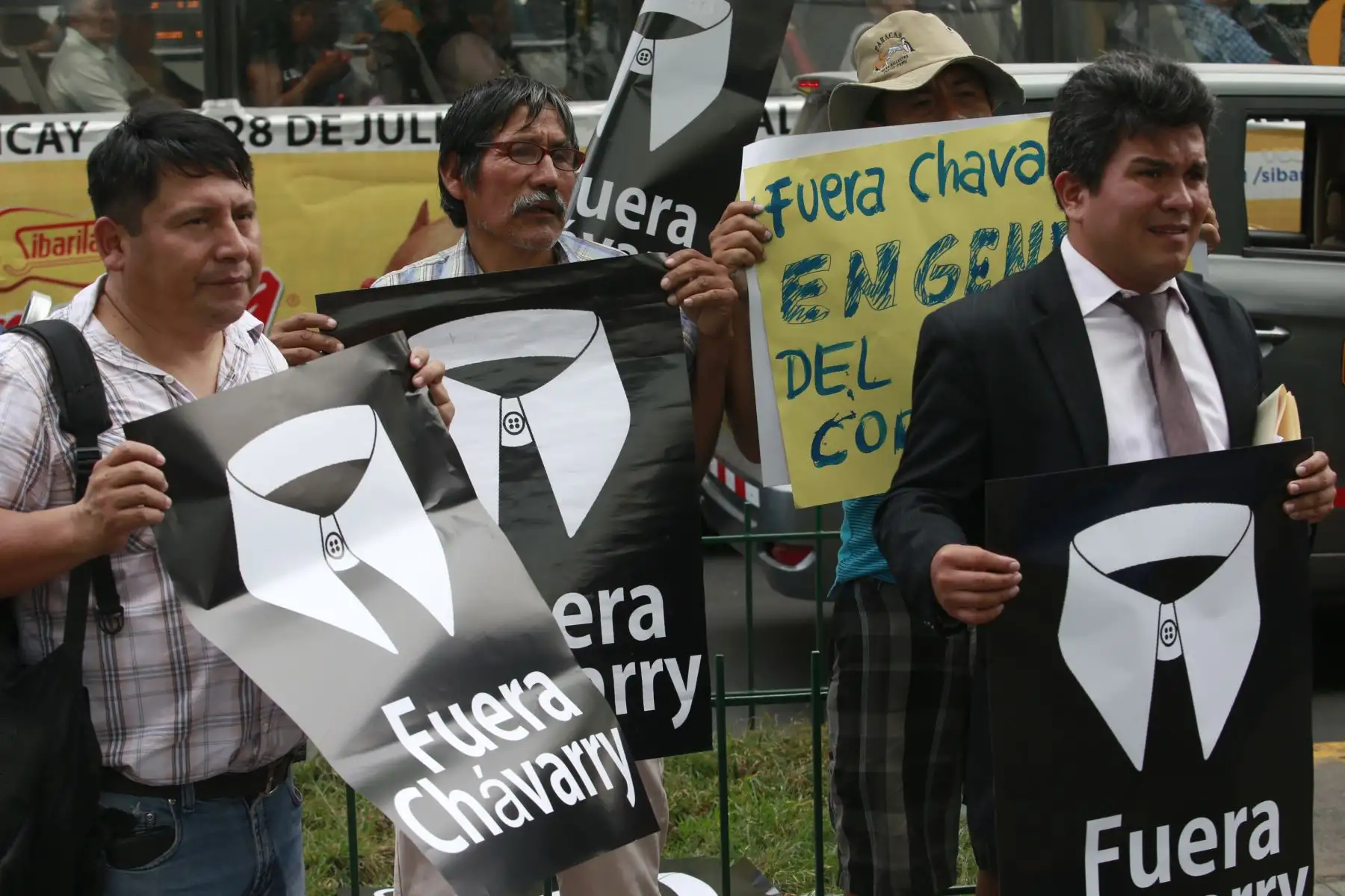 Sociedad civil se manifiesta contra el ex Fiscal de la Nación Pedro Chyavarry en la puerta del Ministerio Público, tras el anuncio de su renuncia.  Foto: ANDINA/Nathalie Sayago