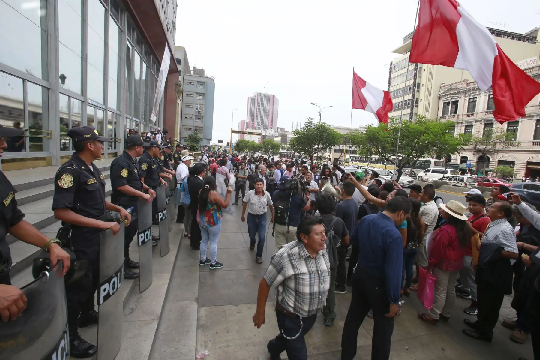 Sociedad civil se manifiesta contra el ex Fiscal de la Nación Pedro Chyavarry en la puerta del Ministerio Público, tras el anuncio de su renuncia.  Foto: ANDINA/Nathalie Sayago