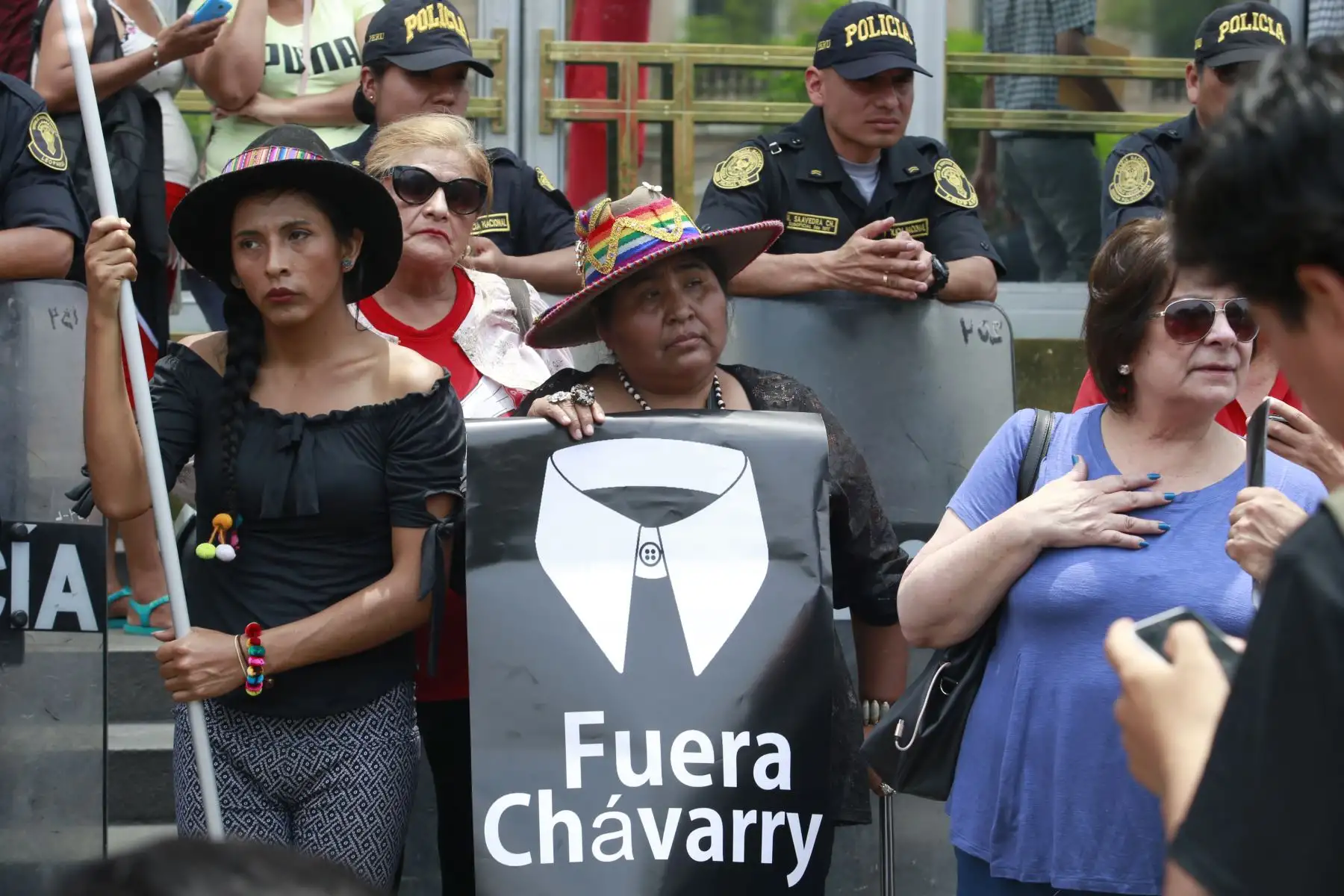 Sociedad civil se manifiesta contra el ex Fiscal de la Nación Pedro Chyavarry en la puerta del Ministerio Público, tras el anuncio de su renuncia.  Foto: ANDINA/Nathalie Sayago