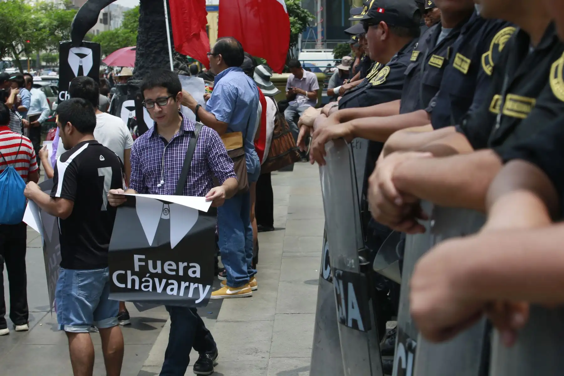 Sociedad civil se manifiesta contra el ex Fiscal de la Nación Pedro Chyavarry en la puerta del Ministerio Público, tras el anuncio de su renuncia.  Foto: ANDINA/Nathalie Sayago