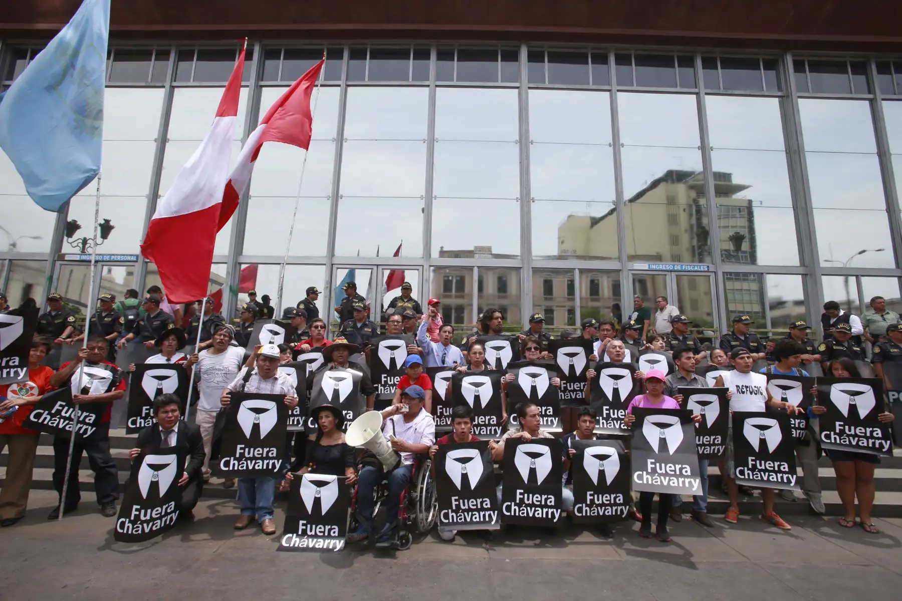 Sociedad civil se manifiesta contra el ex Fiscal de la Nación Pedro Chyavarry en la puerta del Ministerio Público, tras el anuncio de su renuncia.  Foto: ANDINA/Nathalie Sayago