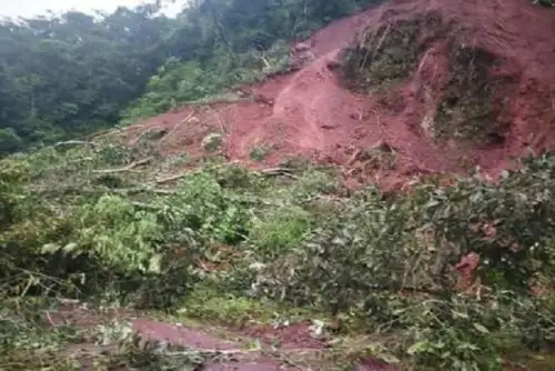 Personal de Provías Nacional realiza labores de limpieza con maquinaria pesada en las zonas afectadas por los múltiples huaicos que se registraron en el distrito de Puerto Bermúdez, provincia de Oxapampa, región Pasco, informó el Instituto Nacional de Defensa Civil (Indeci).