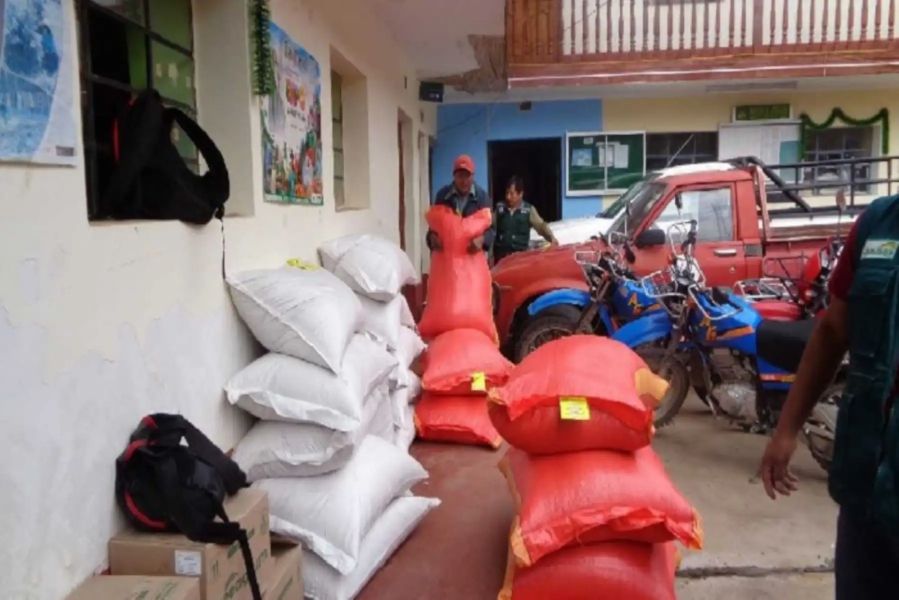 Pobladores de 20 distritos de la región Ayacucho afectados por bajas temperaturas se están beneficiando con la entrega de abono foliar, semillas de avena y cebada forrajera por parte del Ministerio de Agricultura y Riego (Minagri), a través de Agro Rural.