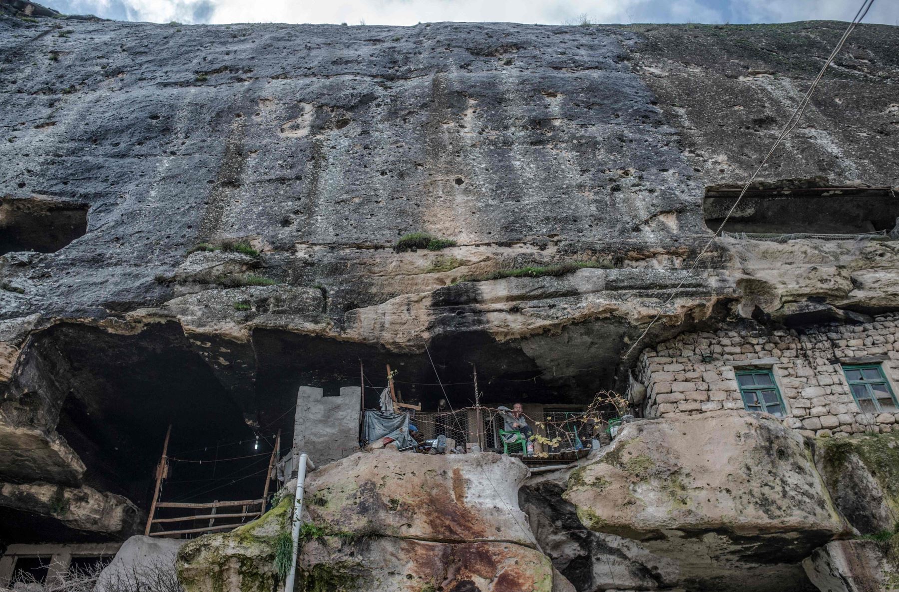 Uno de los últimos residentes de cuevas históricas que dominan el valle de Hasankeyf se encuentra en su casa en Hasankeyf, en el sureste de Turquía Foto: AFP
